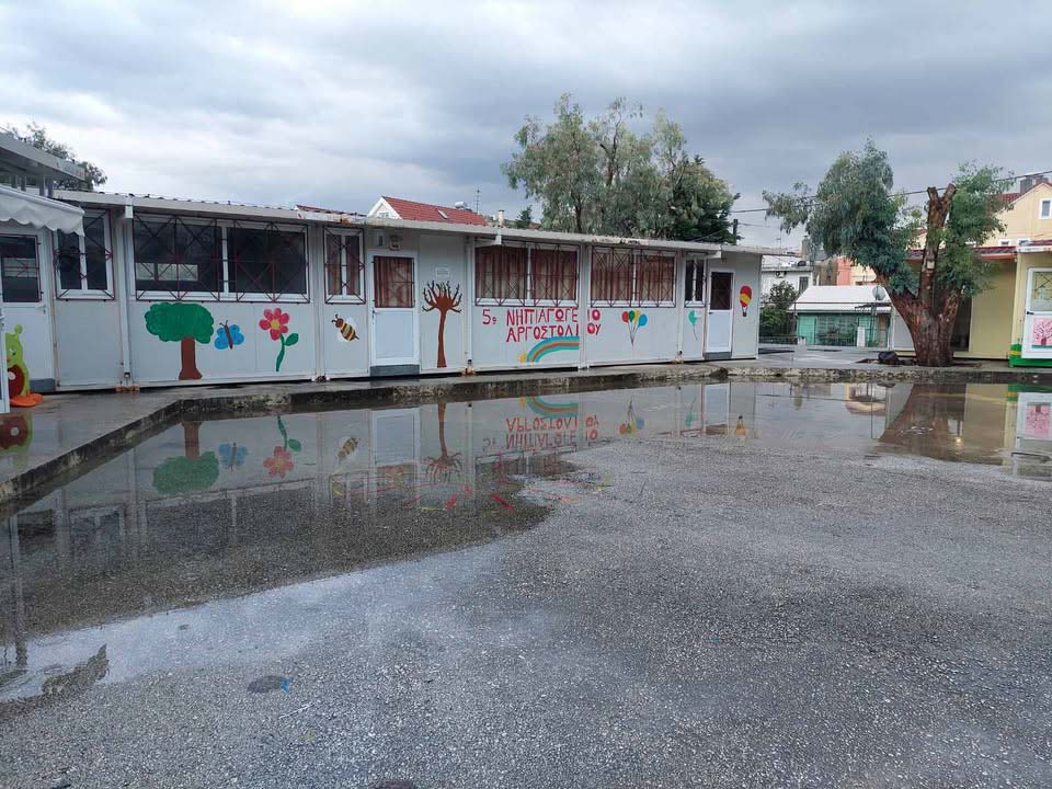 ΦΑΡΟΣ –ΔΗΜΟΤΙΚΗ ΚΙΝΗΣΗ ΠΟΛΙΤΩΝ –  ΤΑ ΣΧΟΛΕΙΑ ΕΙΝΑΙ ΦΩΛΙΕΣ, ΟΧΙ ΑΠΟΘΗΚΕΣ