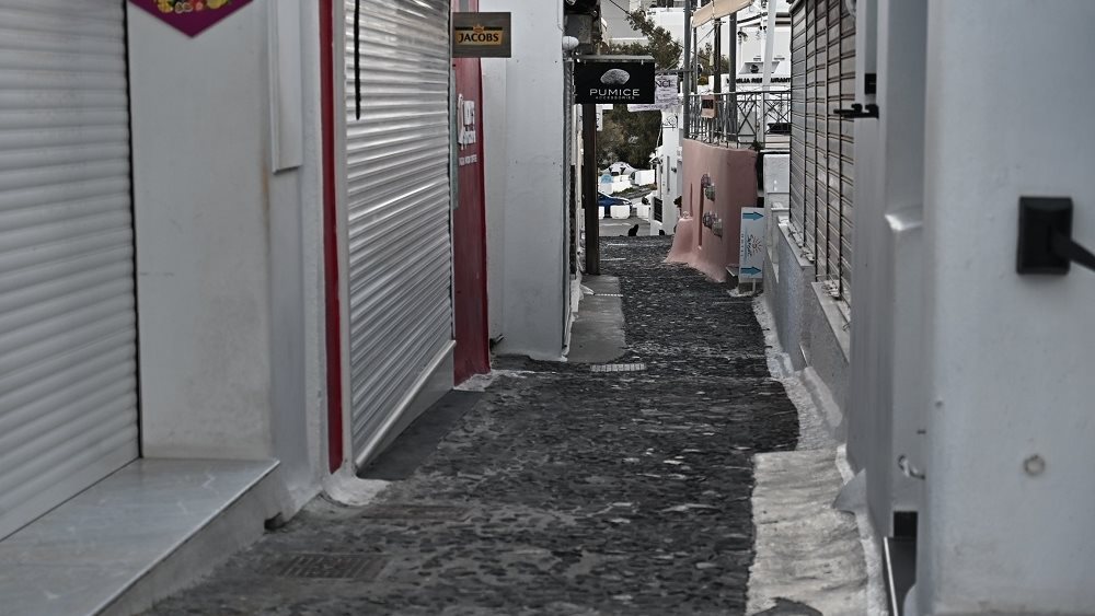 Σαντορίνη: Βουτιά τζίρου 17,2% στα καταλύματα και 15,5% στην εστίαση το 2025