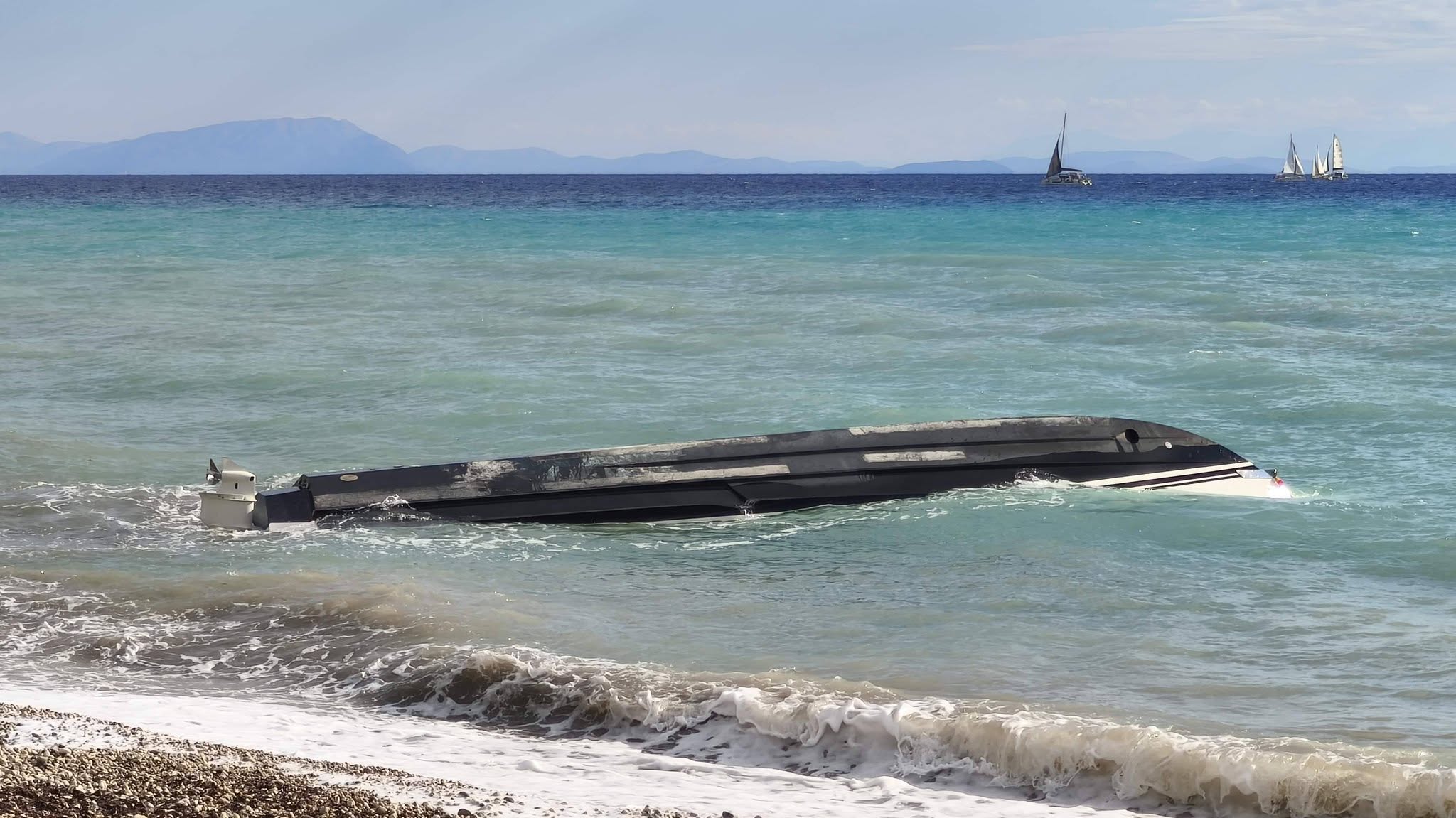 Πόρος: Ταχύπλοο εντοπίστηκε αναποδογυρισμένο στα Αράγια – Ερευνάται πιθανή σύνδεση με τον αγνοούμενο