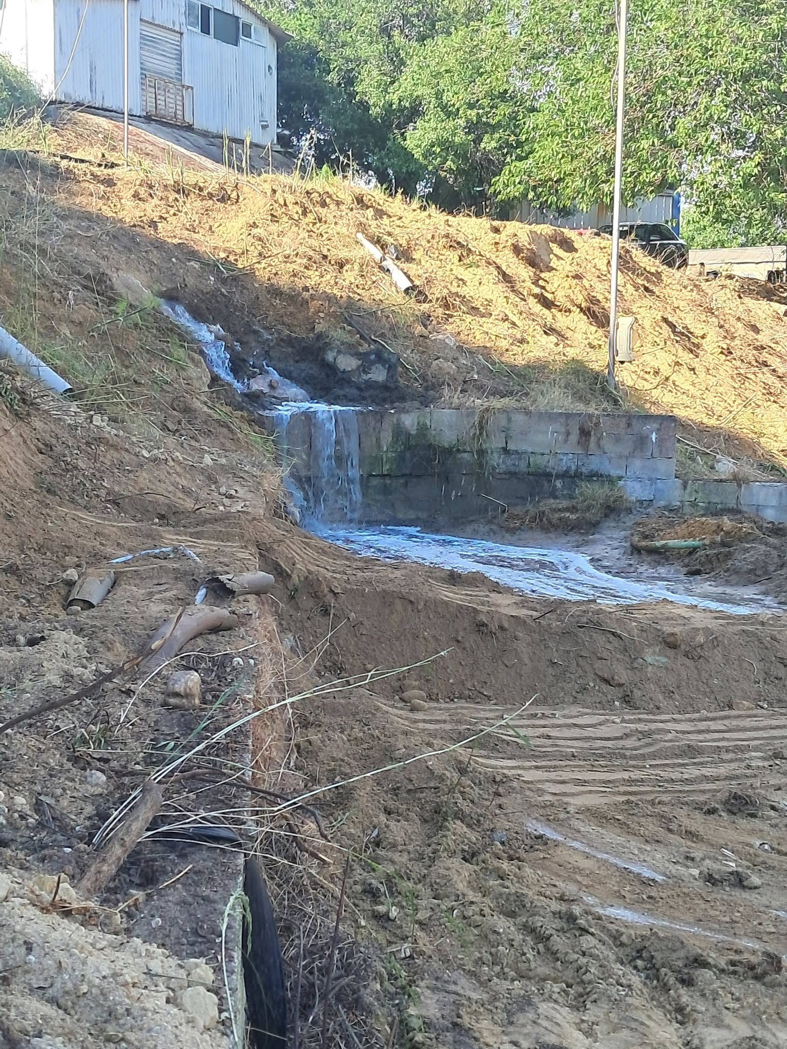 Εικόνες ντροπής στη Σκάλα: Καταγγελία για ρίψη λυμάτων από επιχείρηση του Δημάρχου σε χωράφια (ΕΙΚΟΝΕΣ)