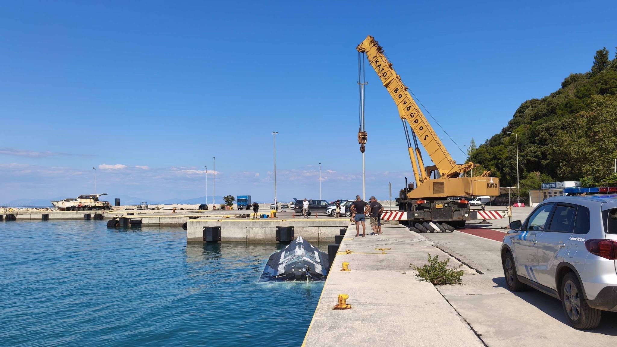 Θρίλερ στην Κεφαλονιά: Ανελκύστηκε το αναποδογυρισμένο ταχύπλοο – Αγωνία για τον 47χρονο αγνοούμενο