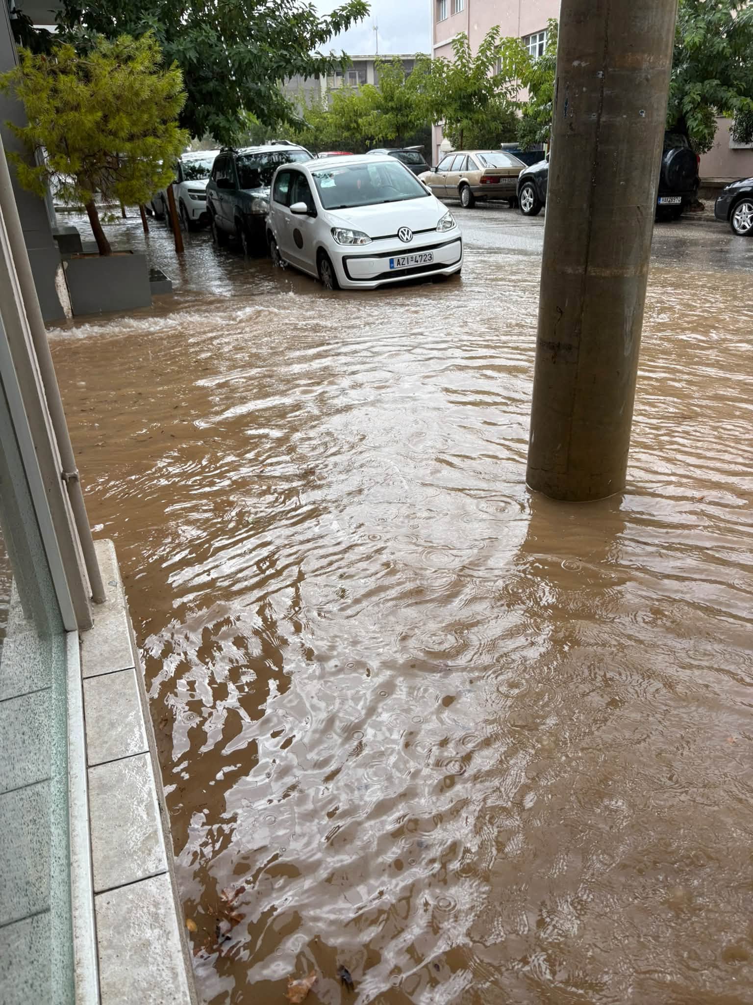 Τώρα στο Αργοστόλι: Προσοχή στις μετακινήσεις – Δρόμος έγινε «λίμνη», αυτοκίνητα μέσα στα λασπόνερα