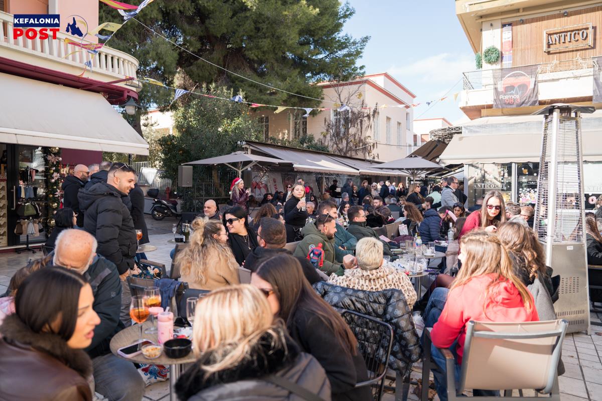 Γιορτινή ατμόσφαιρα στο Αργοστόλι με πάρτι στην πλατεία του Αγίου Σπυρίδωνα