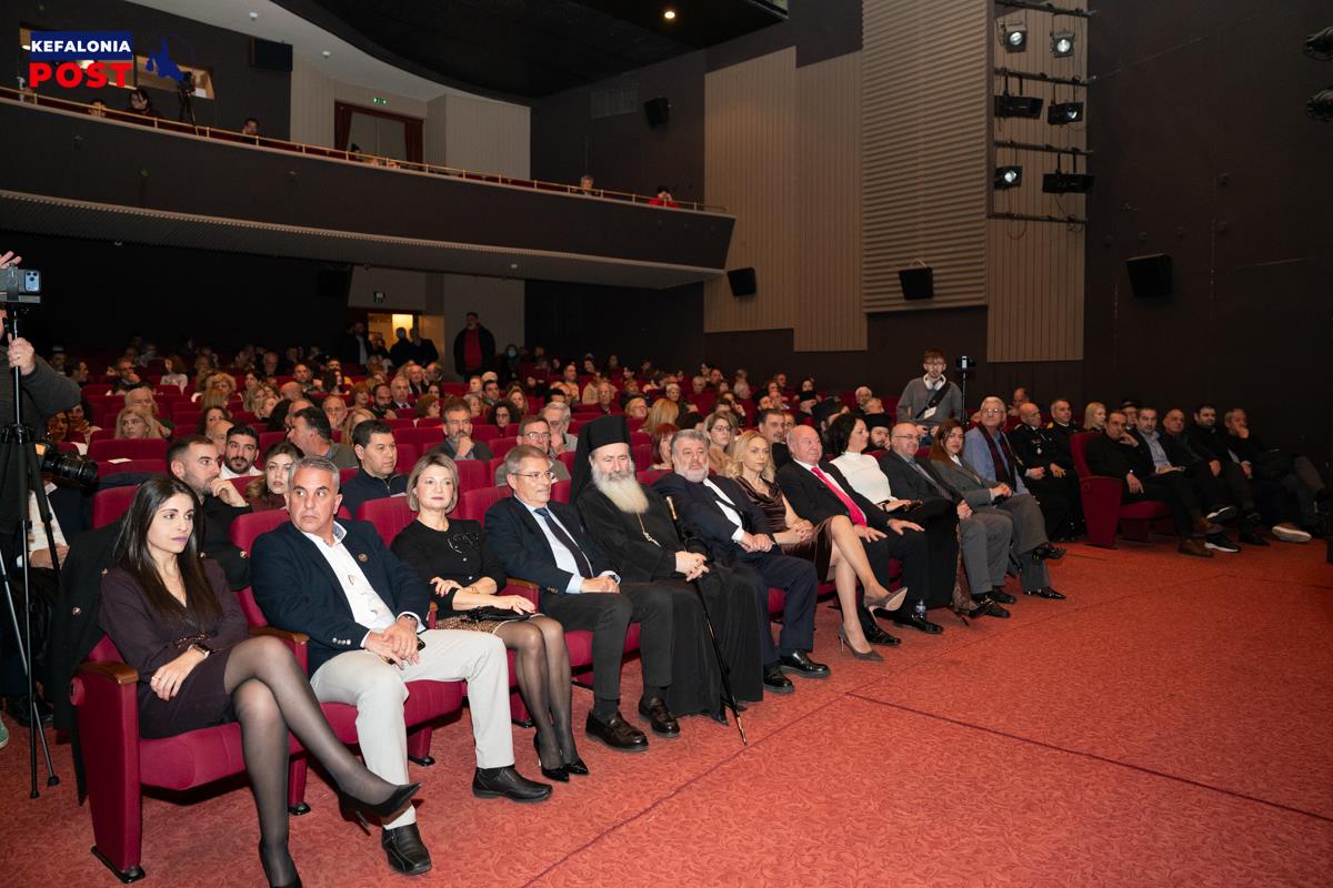 Η κοπή της Πρωτοχρονιάτικης πίτας του Δήμου Αργοστολίου στο Δημοτικό Θέατρο «Κέφαλος»
