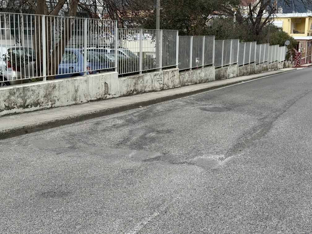 Οδοιπορικό στις λακούβες της νέας ασφάλτου