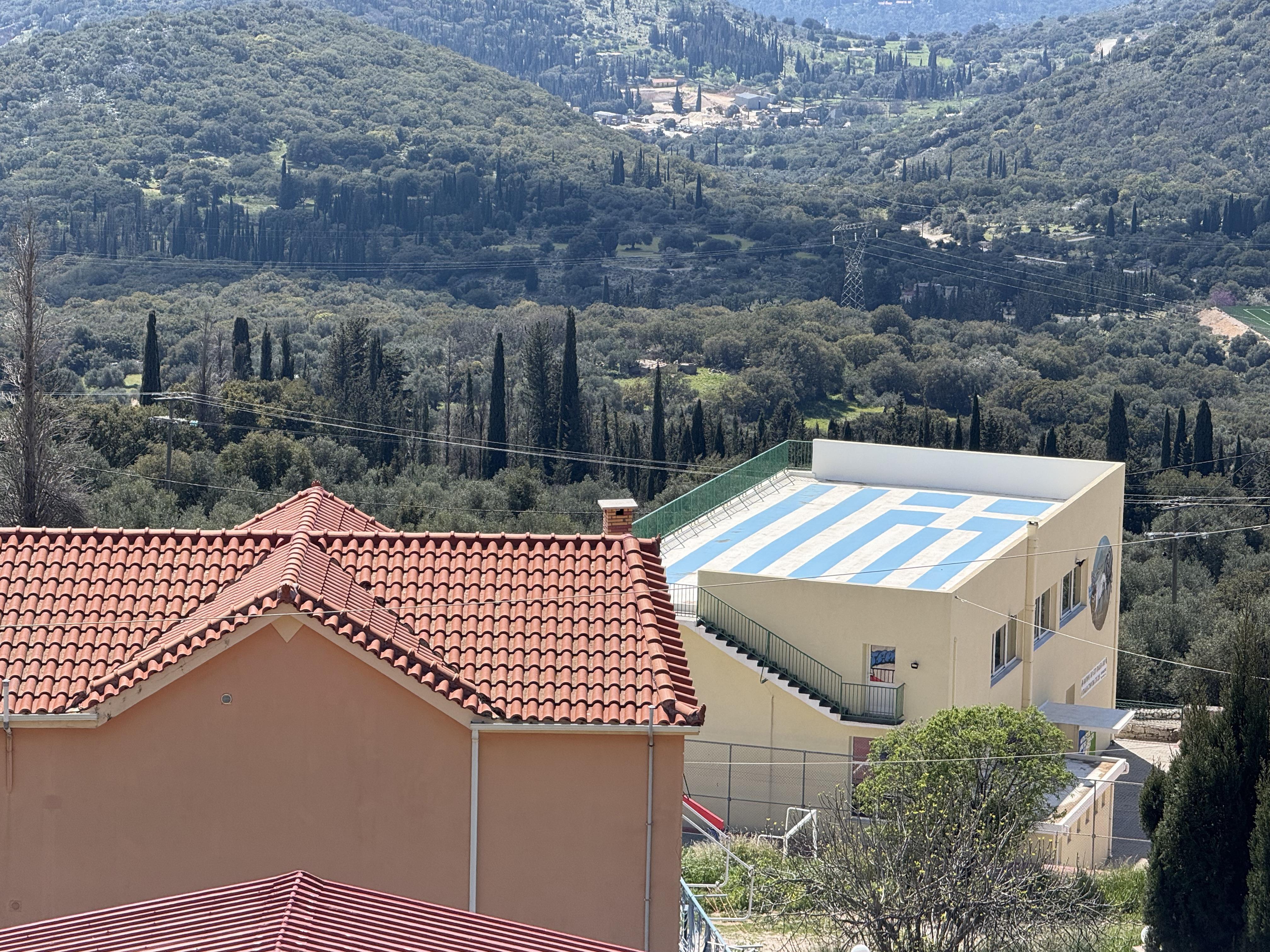 Διλινάτα: Η «γαλανόλευκη» ταράτσα του σχολείου που ξεχωρίζει όλο τον χρόνο