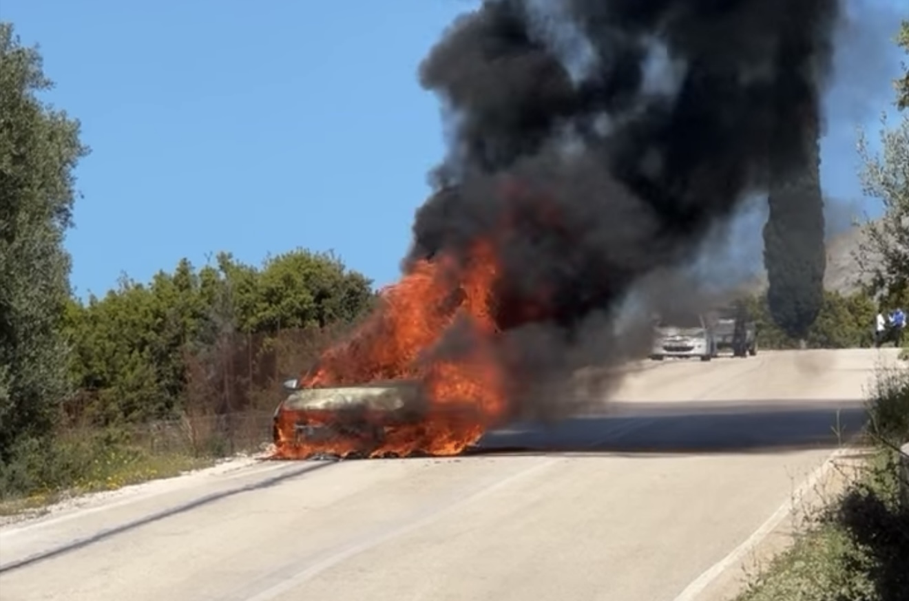 Στις φλόγες αυτοκίνητο στον δρόμο Αργοστολίου – Σάμης
