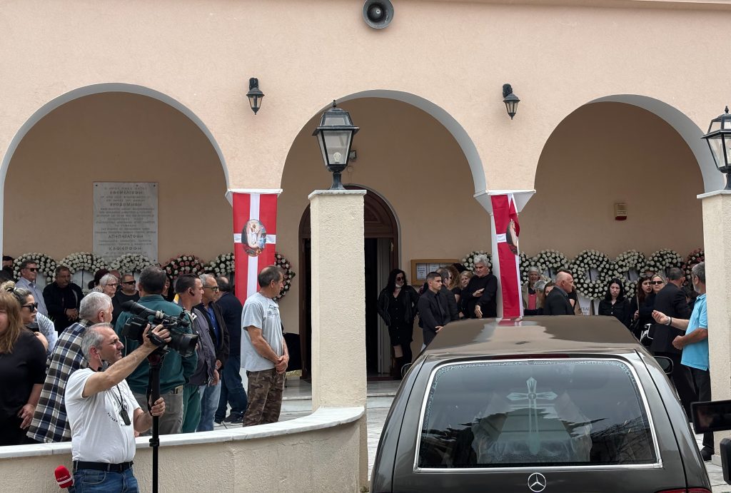 Θρήνος στην κηδεία της 19χρονης Μυρτούς – «Καλό ταξίδι αγγελούδι μου»