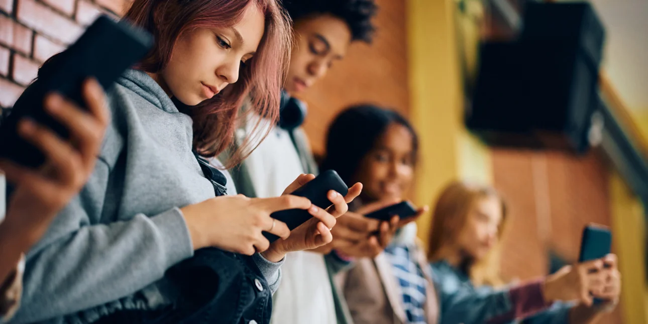Social media: Τρεις στους 4 Ευρωπαίοι υπέρ της απαγόρευσης σε παιδιά κάτω των 16 ετών -Ποιες χώρες θέλουν να ακολουθήσουν την Ελλάδα