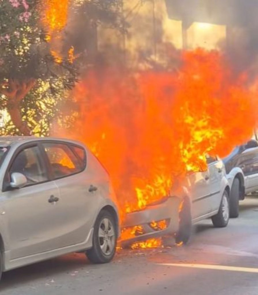 Συναγερμός στο Αργοστόλι: Αυτοκίνητο τυλίχθηκε στις φλόγες – Άμεση επέμβαση της Πυροσβεστικής