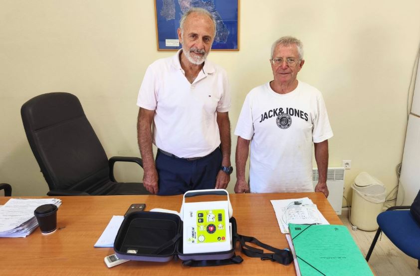 Δωρεά απινιδωτή στην Κοινότητα Πόρου στη μνήμη της Πόπης Σιμωτά-Αντζουλάτου