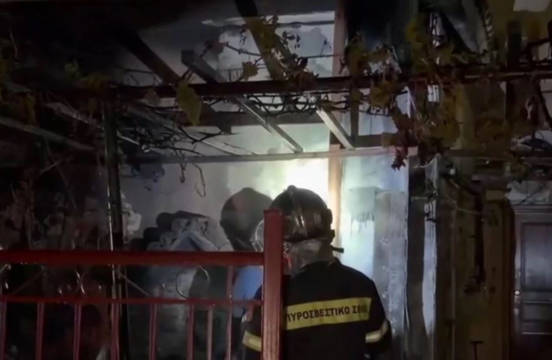 Αργολίδα: Νεαρός αψήφησε τον κίνδυνο, μπήκε σε σπίτι που καιγόταν και έσωσε ζευγάρι ηλικιωμένων