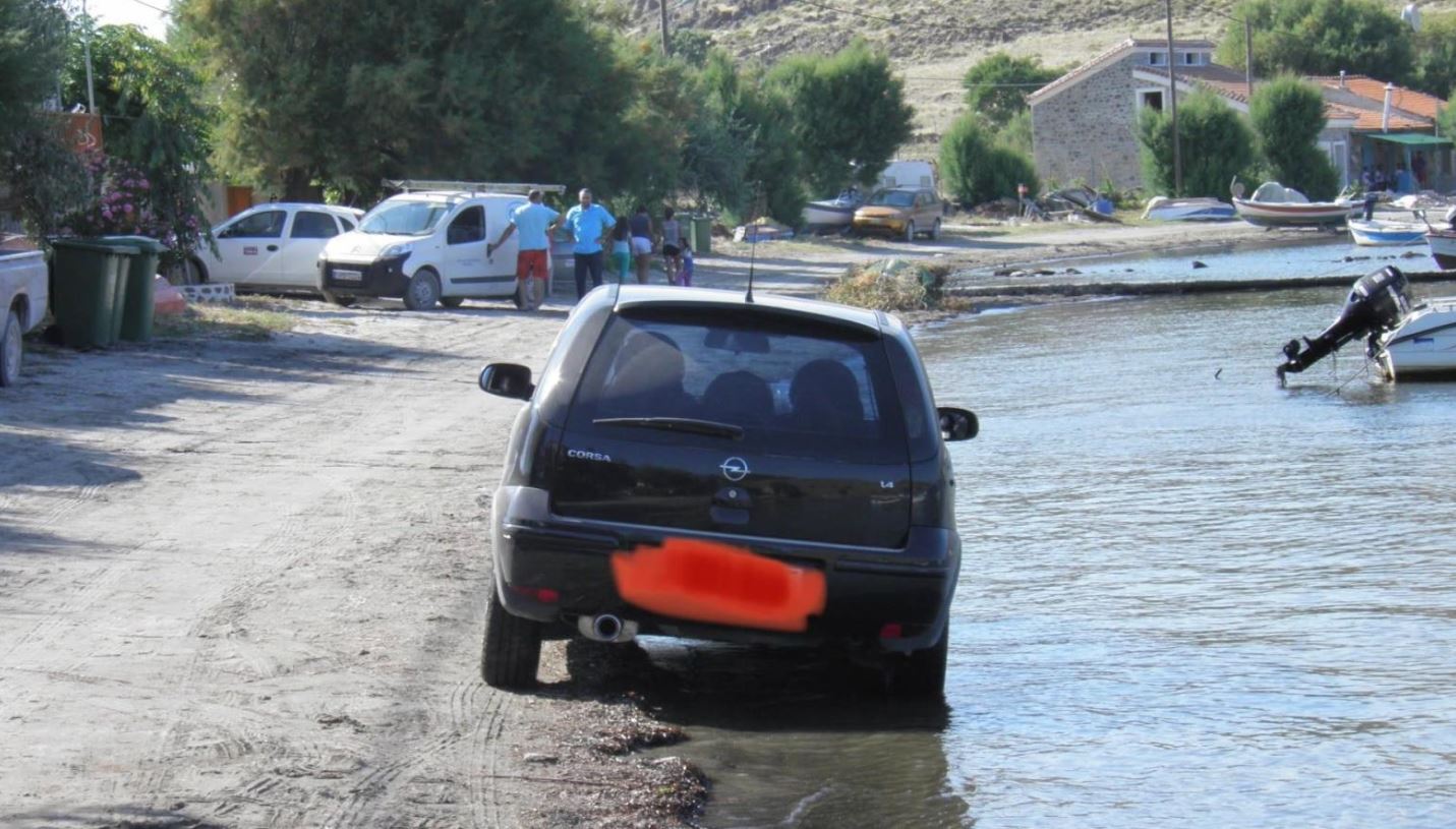 Οδηγός πάρκαρε το αυτοκίνητο μέσα στη θάλασσα και όλο το ελληνικό Διαδίκτυο υποκλίθηκε