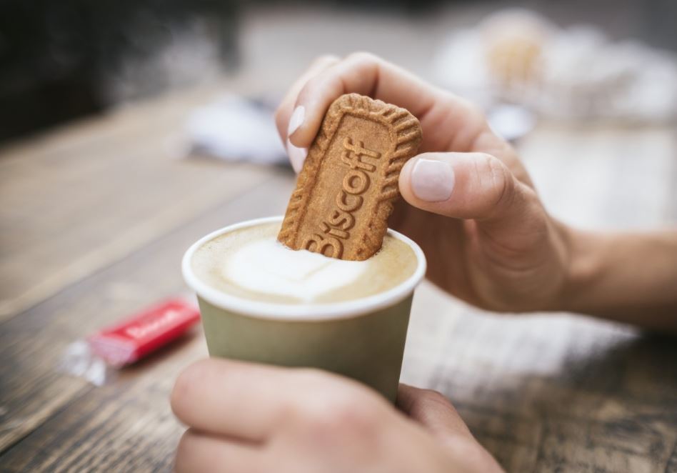 Biscoff: Το μπισκοτάκι που έδιναν μαζί με τον καφέ σε μια πτήση έγινε μάρκα 1,4 δισ. ευρώ