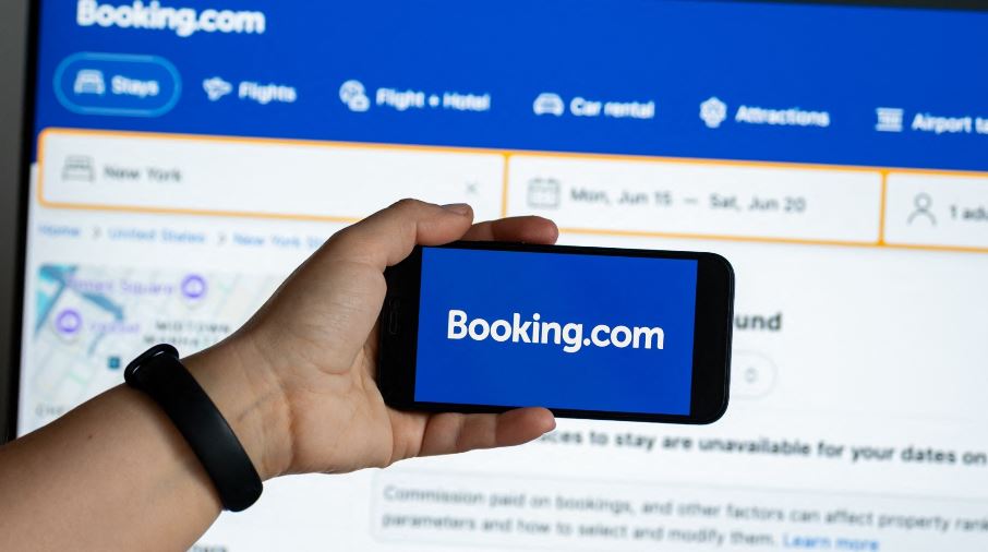 Booking.com: Αλλάζει τους κανόνες για τις τιμές – Τι ανακοίνωσε η Επιτροπή Ανταγωνισμού 