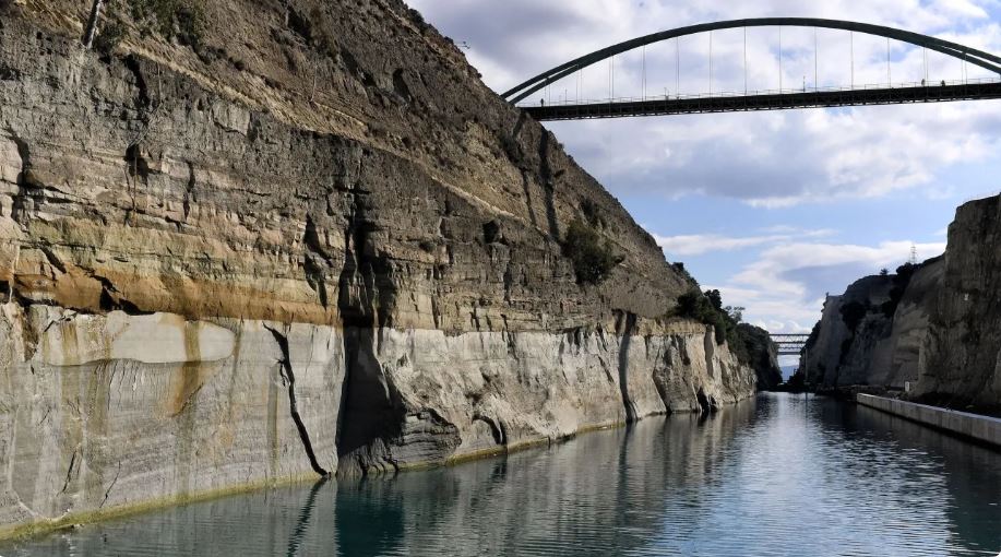 Συναγερμός για σορό γυναίκας στη θαλάσσια περιοχή της Διώρυγας του Ισθμού - Εντοπίστηκε από θαλαμηγό