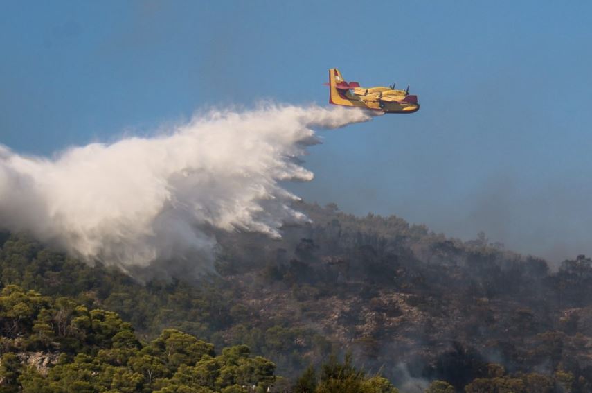 Μεγάλη φωτιά στον Μύτικα Θήβας – Επιχειρούν 20 εναέρια μέσα
