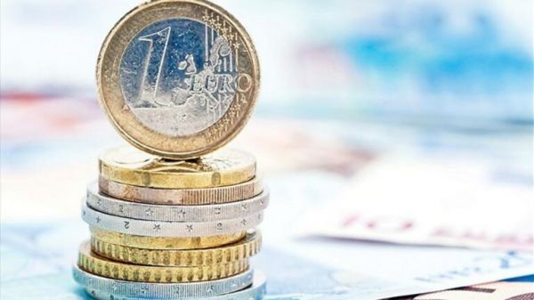 Fitch: Η μείωση του δημόσιου χρέους καταλύτης για 3 αναβαθμίσεις της Ελλάδας από το 2022