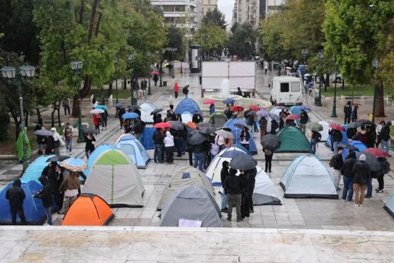 Φοιτητές κατασκηνώνουν στο Σύνταγμα – “Αφού δεν μας ακούν, θα μας δουν”