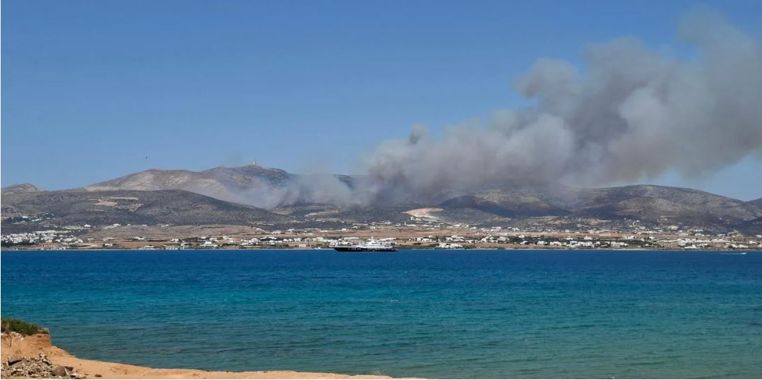 Φωτιά στην Πάρο -Εκκενώνονται τέσσερις περιοχές, ενισχύθηκαν οι δυνάμεις
