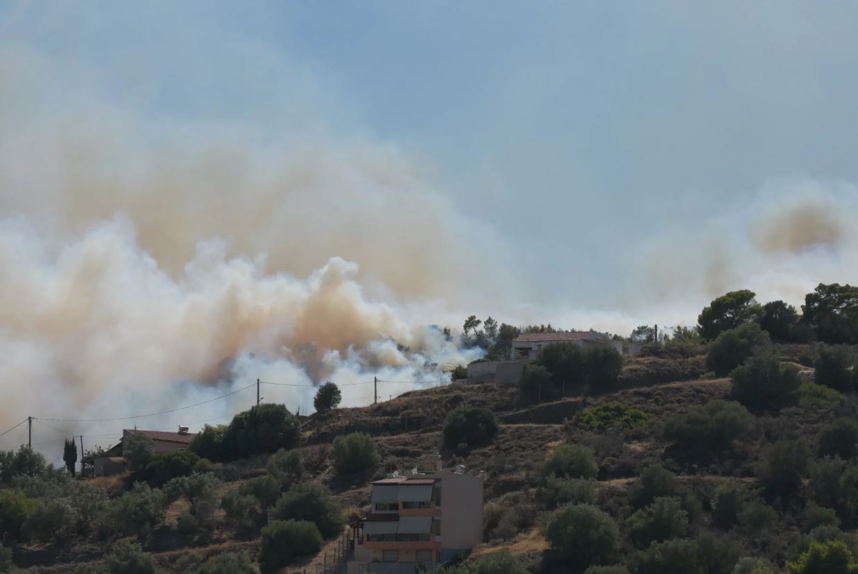 Τραγωδία από τη φωτιά στη Σαλαμίνα: Δύο νεκροί, εγκαυματίες, εκατοντάδες απεγκλωβίστηκαν διά θαλάσσης