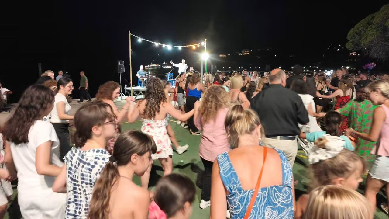 «Βούλιαξε» από κόσμο ο Πόρος στη Γιορτή Σαρδέλας – Μουσική, μαντινάδες και γλέντι μέχρι το ξημέρωμα