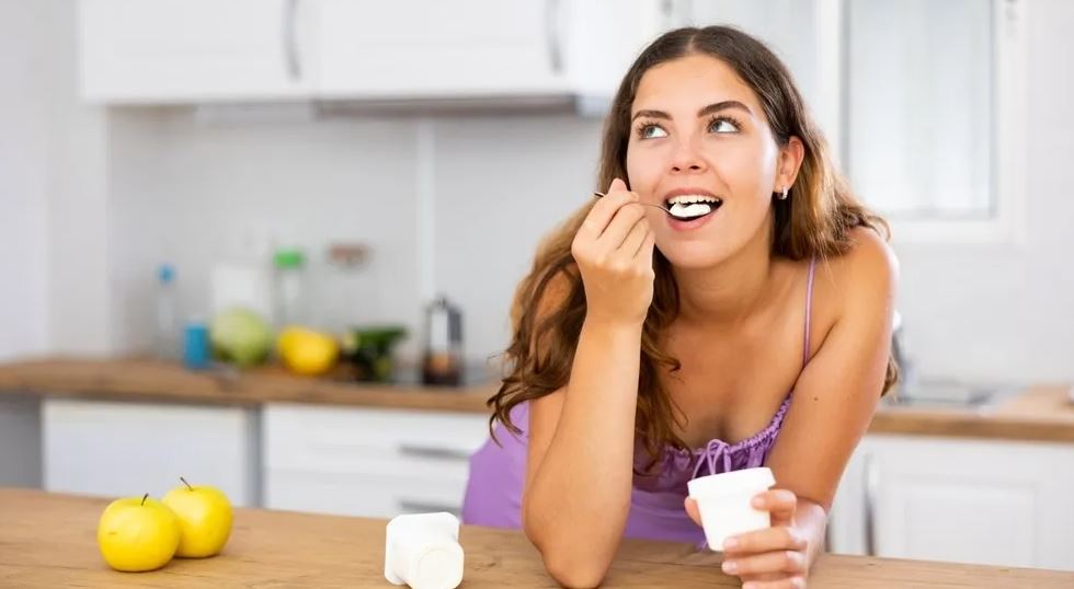 Γιαούρτι ή cottage cheese; Ποιο κερδίζει σε πρωτεΐνη και ποιο είναι πιο θρεπτικό