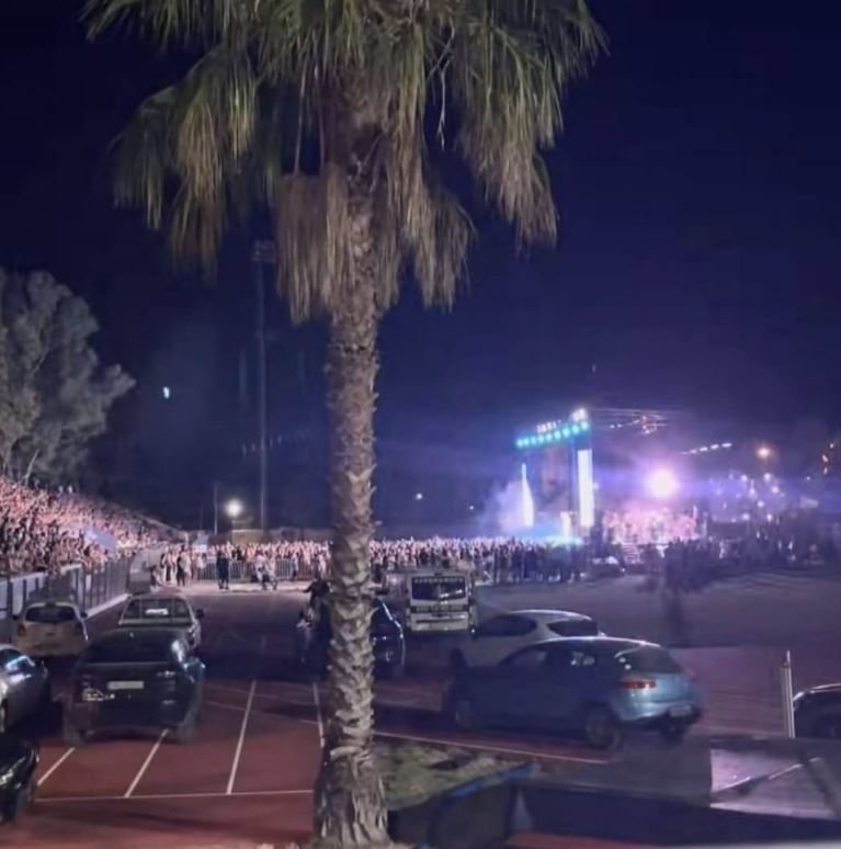 Drive-in συναυλία στο ταρτάν του Αργοστολίου: Εκεί που η ανευθυνότητα παρκάρει πάνω στους φόρους μας!