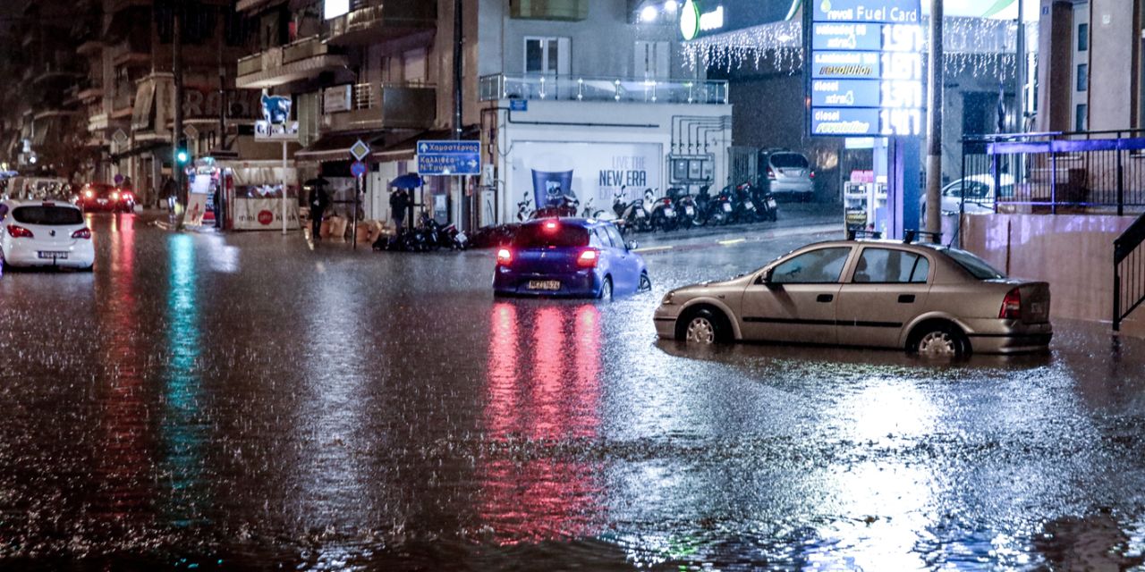 Γλυφάδα: Νεκρή γυναίκα από αυτοκίνητο που παρασύρθηκε από τα νερά (Βίντεο)