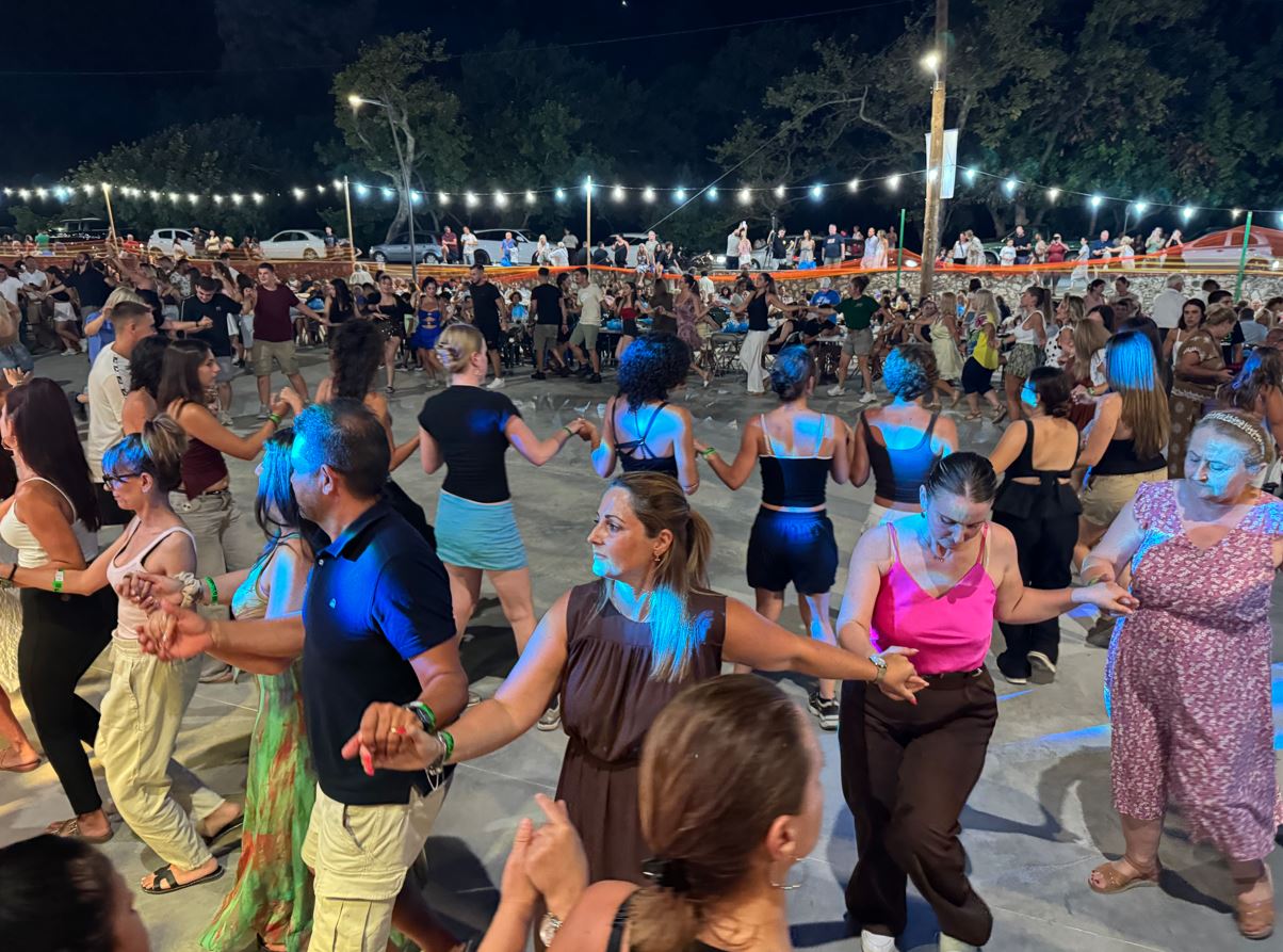 Γωγώ Τσαμπά και Γιώργος Σαμπατριώτης ξεσήκωσαν τον Πόρο το πανηγύρι του Σωτήρος [εικόνες]