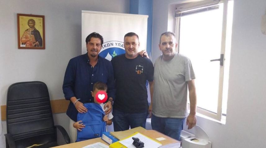 Μια όμορφη πράξη στην Ηλεία: Αστυνομικοί μοίρασαν σχολικά είδη σε μαθητές της Α’ Δημοτικού