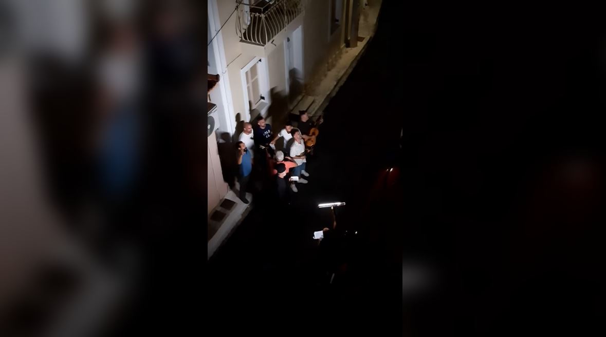 Στο Αργοστόλι ο έρωτας θέλει… καντάδα! Η έκπληξη μιας παρέας κάτω από το μπαλκόνι [βίντεο]