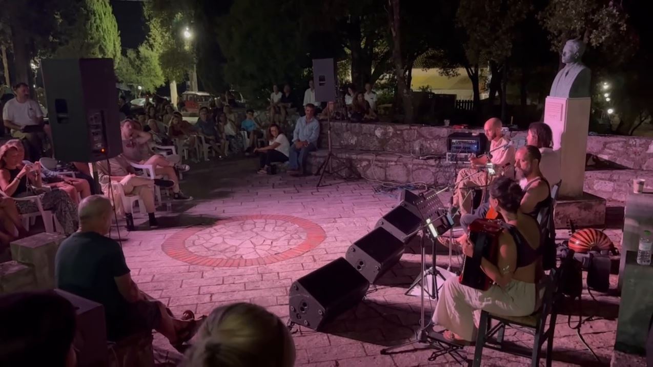 Το αδιαχώρητο στο Άλσος Καραβόμυλου για μια βραδιά αφιερωμένη στο ρεμπέτικο τραγούδι-ΒΙΝΤΕΟ