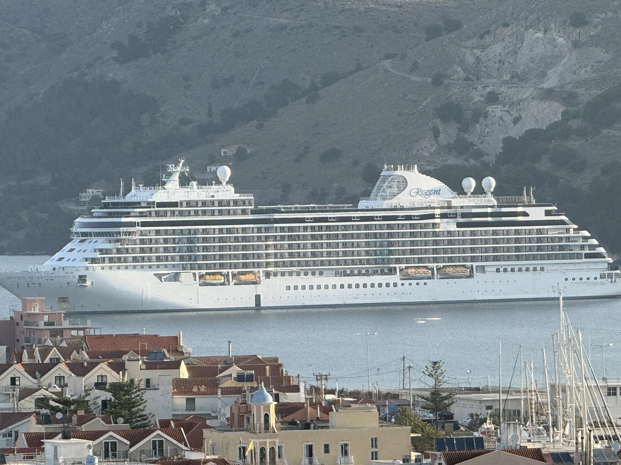 Στο Αργοστόλι σήμερα το πολυτελές Seven Seas Grandeur