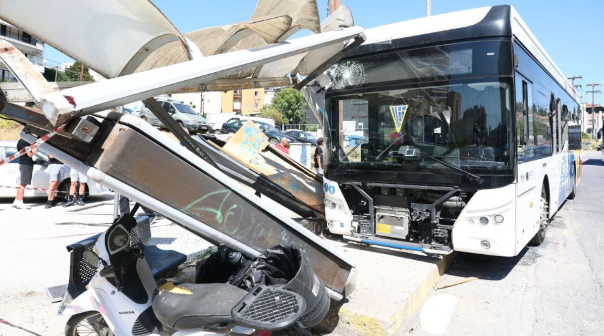 Θεσσαλονίκη: Ηλεκτρικό λεωφορείο έπεσε πάνω σε στάση - Τέσσερις τραυματίες, δείτε βίντεο