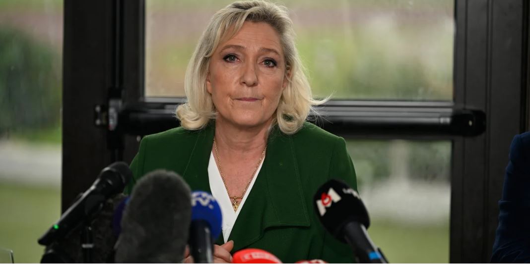 Eνός έτους φυλάκιση η Μαρίν Λεπέν -Μπορεί να θέσει υποψηφιότητα στις προεδρικές εκλογές, με βραχιολάκι 