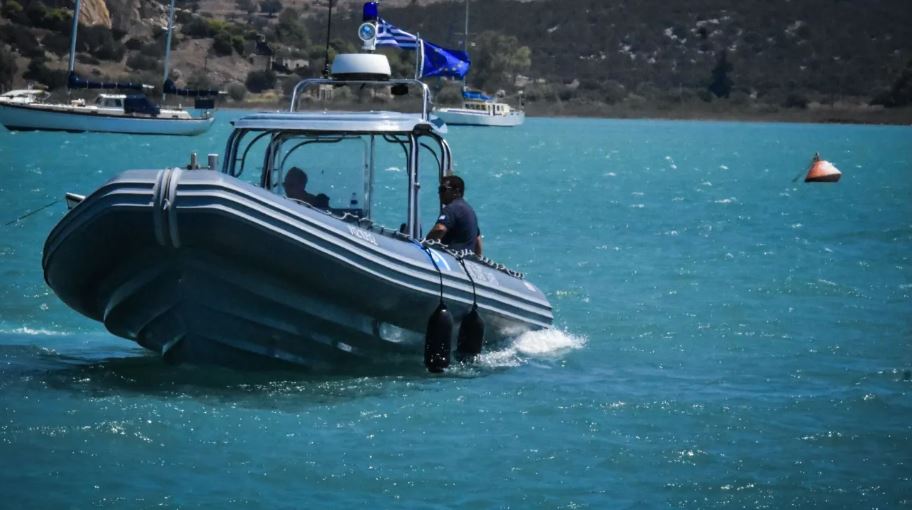 Ιστιοφόρο με επτά επιβαίνοντες πλέει ακυβέρνητο ανοικτά της Κύθνου - Επιχείρηση του Λιμενικού