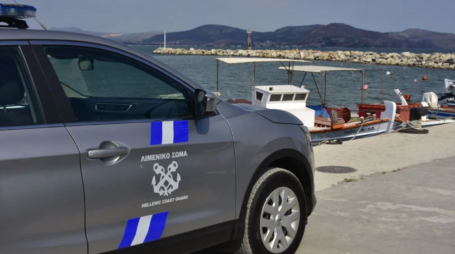 Ναυπακτία: Αυτοκίνητο κατέληξε στη θάλασσα - Εικόνες από την επιχείρηση ανάσυρσής του