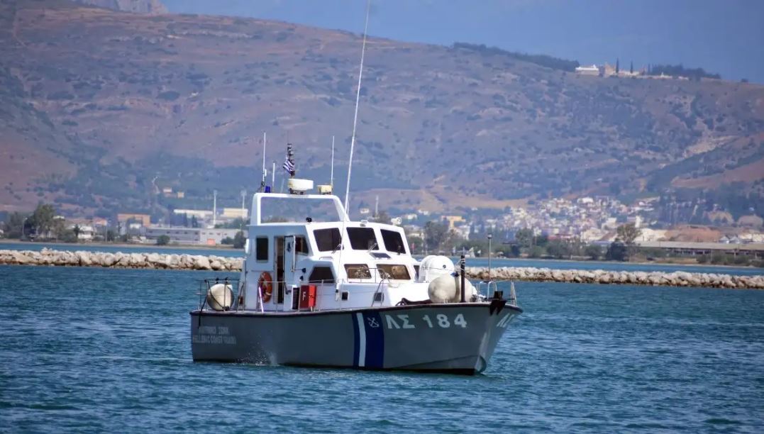 Θαλάσσια καταδίωξη στο Αιγαίο: Σύλληψη δύο διακινητών και εντοπισμός 15 μεταναστών