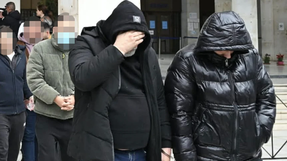 ΕΦΚΑ: Απάτη εκατομμυρίων με άρωμα σελέμπριτι – Τα μασατζίδικα, οι ομάδες κάλυψης και οι «μπροστάρηδες», πώς δρούσε το κύκλωμα