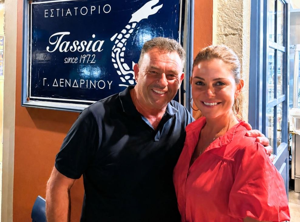 Στο Φισκάρδο η Μαρία Μενούνος – Η ξεχωριστή υποδοχή στο θρυλικό Tassia Restaurant