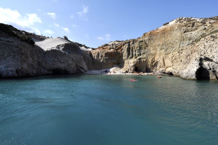 Μήλος: Τραυματίστηκε Αυστραλή λουόμενη στο Κλέφτικο – Αποκολλήθηκαν βράχοι την ώρα που κολυμπούσε