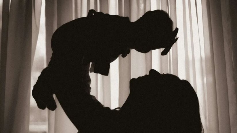 Τι αλλάζει στην ειδική άδεια μητρότητας: Διεύρυνση των δικαιούχων προβλέπει η Υπουργική Απόφαση