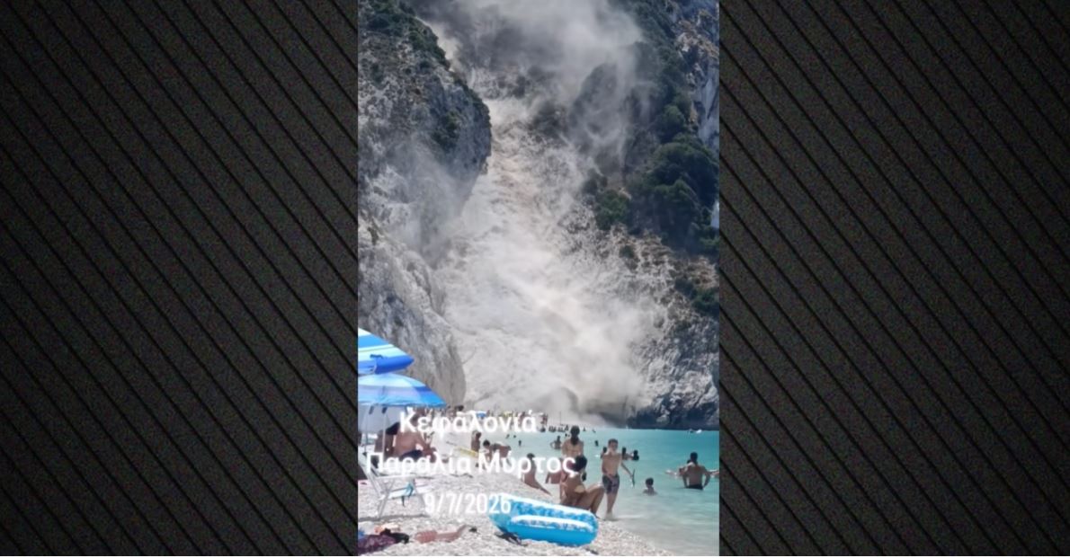 Νέα κατολίσθηση στον Μύρτο: Βράχοι και χώματα έπεσαν στην παραλία μπροστά σε λουόμενους- ΒΙΝΤΕΟ
