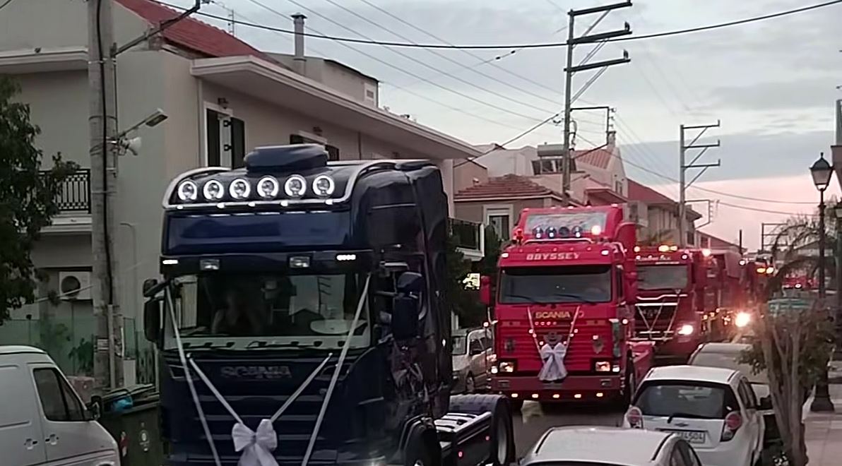 Ληξούρι: Ο γαμπρός πήγε στην εκκλησία με… νταλίκες – Η γαμήλια πομπή που έκλεψε την παράσταση! (βίντεο)