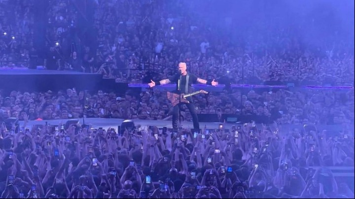 «Σεισμός» στο ΟΑΚΑ για τους Metallica - Υπερθέαμα στη σκηνή των 360 μοιρών, με Ζορμπά και Τρύπες