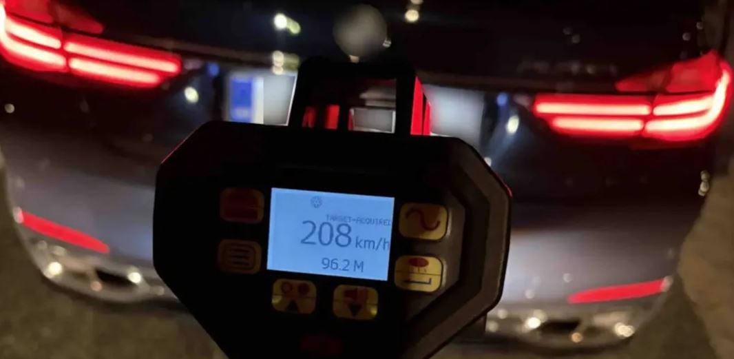 Χειροπέδες σε 29χρονο οδηγό στα Μέγαρα -Έτρεχε με 208 χλμ/ώρα στην Εθνική Οδό Αθηνών-Κορίνθου