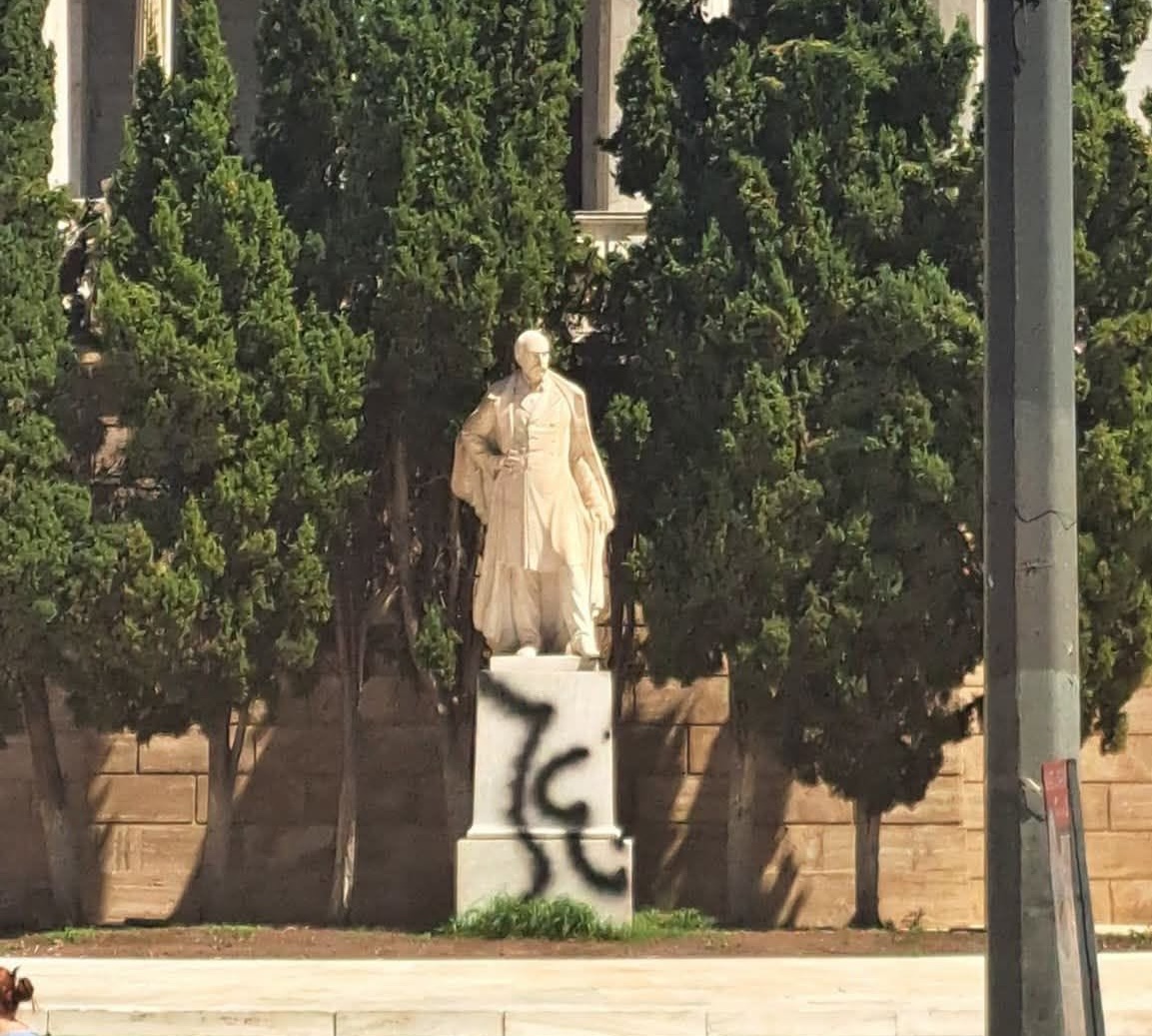 Ντροπή! Βανδάλισαν ξανά το άγαλμα του Παναγή Βαλλιάνου – Μουτζούρες πάνω στην ιστορία ενός μεγάλου Κεφαλονίτη