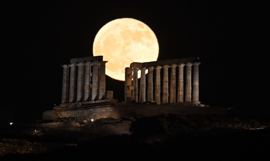 Πανσέληνος Ιουνίου 2026: Γιατί λέγεται «Φεγγάρι της Φράουλας» και πότε θα το δούμε