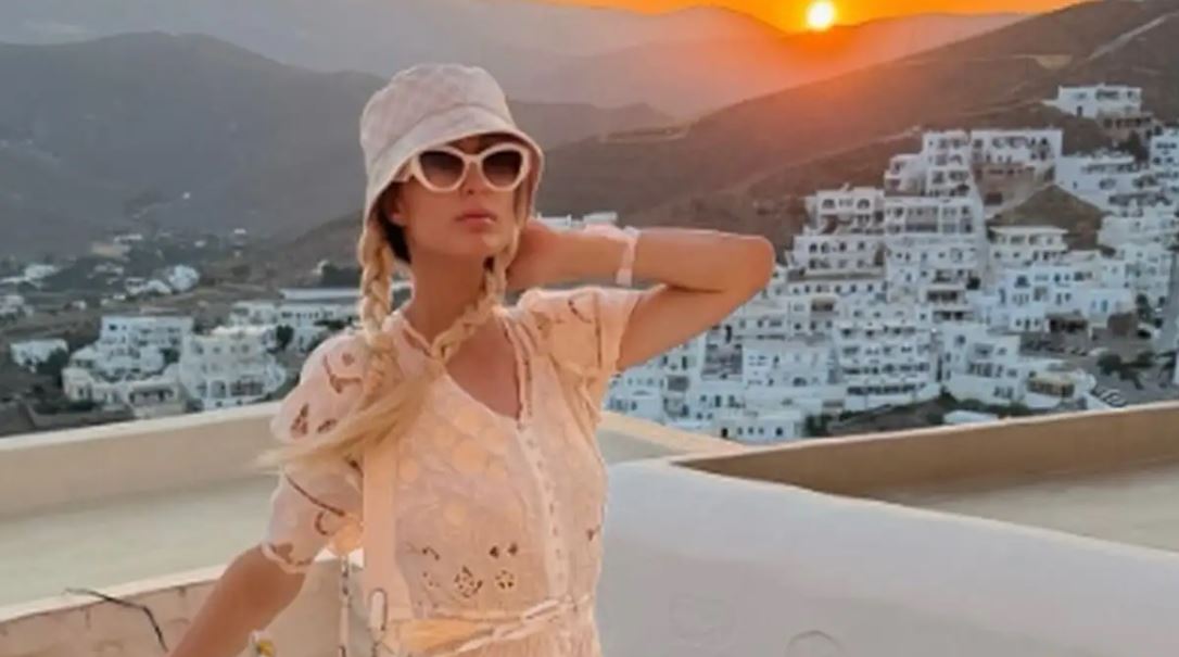 Η Πάρις Χίλτον κάνει διακοπές στην Ελλάδα: Βίντεο και φωτογραφίες από Αστυπάλαια και Σαντορίνη